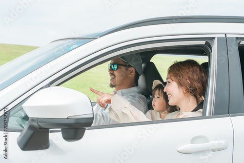 家族でドライブ・自動車で家族旅行する家族・ファミリー  © buritora