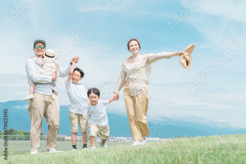 家族旅行・春・夏に青空の見える公園で遊ぶ家族・ファミリー・親子 