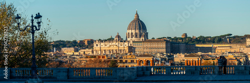 Vue panoramique sur Rome et le Vatican depuis la Terrazza del Pincio photo