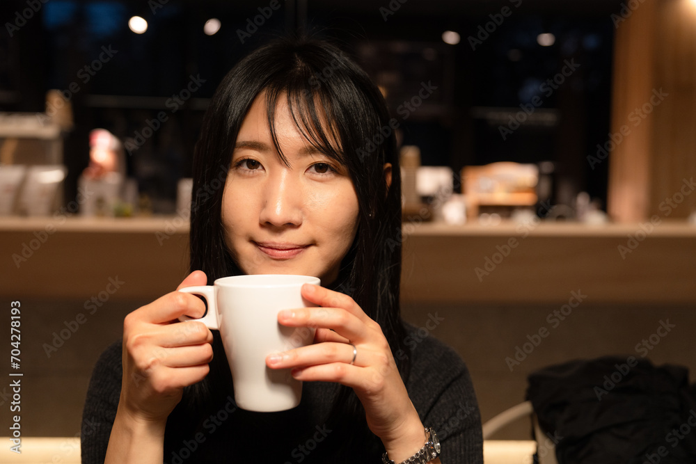 コーヒーを飲む女性 コーヒーを飲む女性