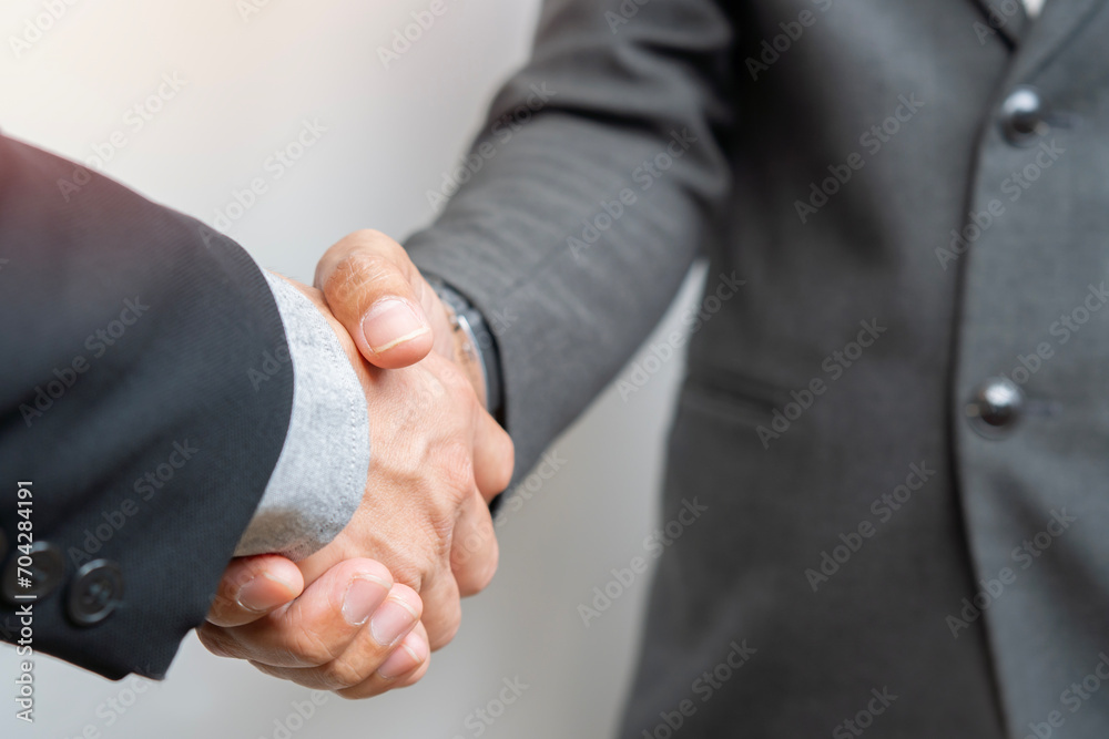 Obraz premium Business shaking hands, finishing up meeting. Successful businessmen handshaking after good deal.