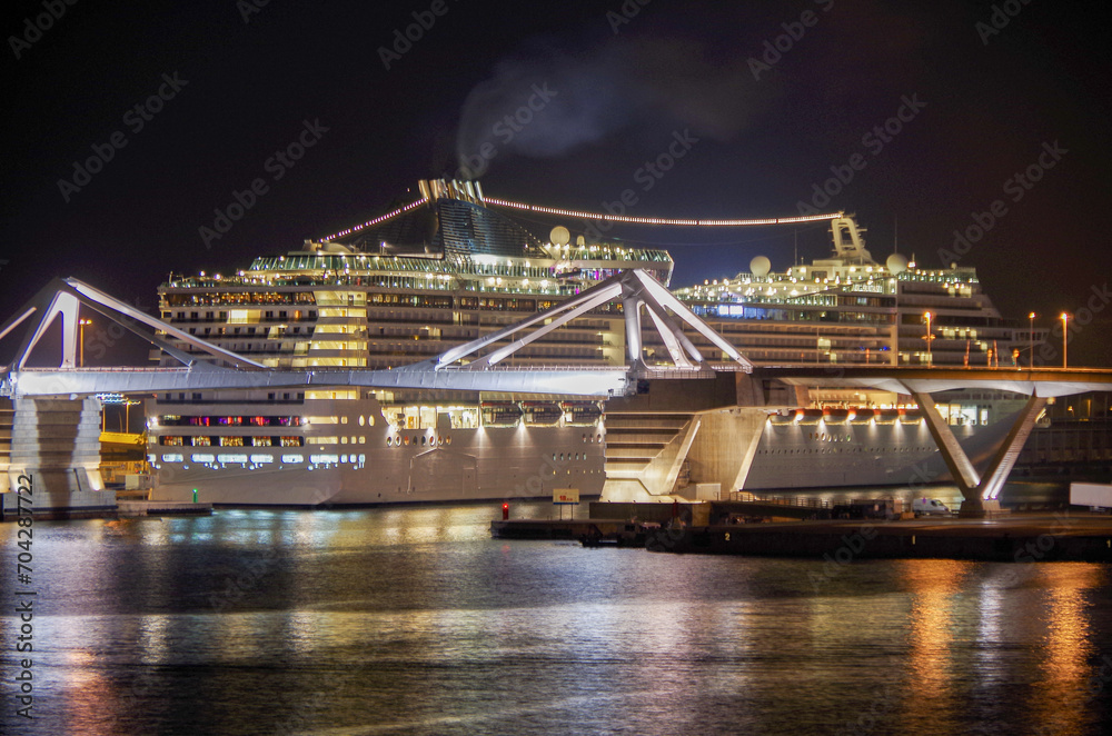 Kreuzfahrtschiff Fantasia im Hafen von Barcelona Nacht - Cruiseship cruise ship liner Fantasia in port of Barcelona, Spain during Med cruising at night