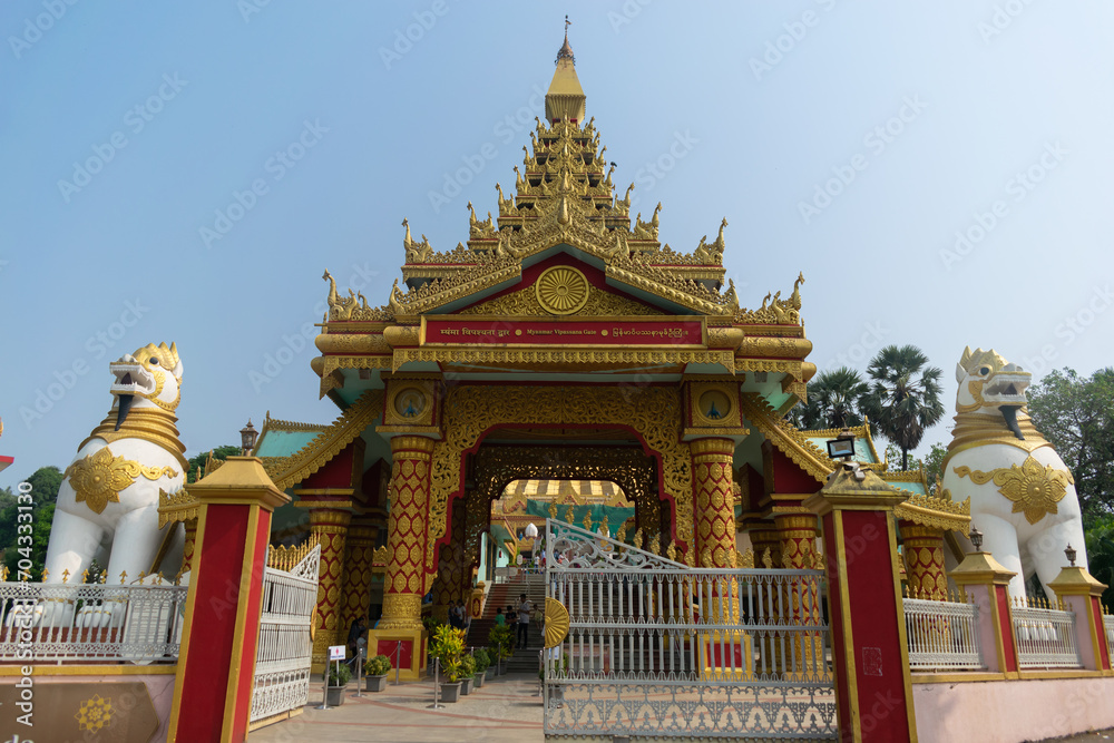 Obraz premium Picture of entrance gate of Global Vipassana centre of Mumbai. Buddhism, Hinduism, sanatan, marathi, pilgrims, meditation, architecture, beautiful, monks, meditation
