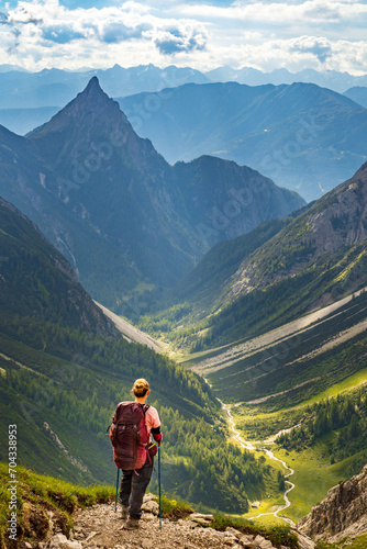 Eine Wanderin bei der Alpen  berquerung blickt auf die Silbersspitze und das L  tzbachtal    sterreich .