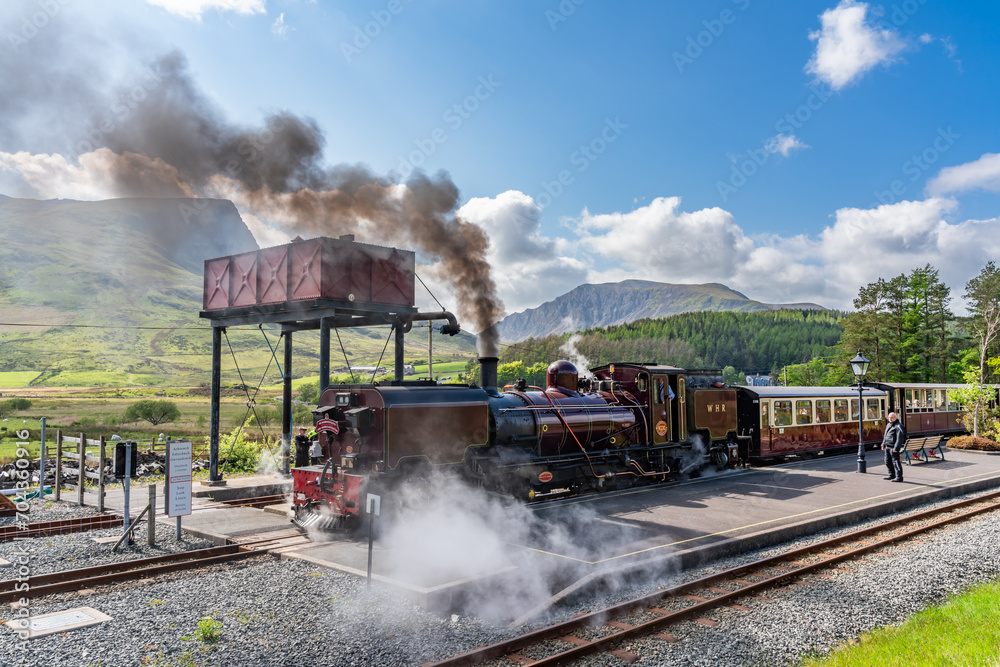 Fototapeta premium Steam Train at Rhydd Ddu Station Snowdonia