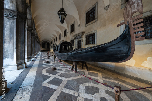 Venezia -  Gondola sotto Palazzo Ducale photo
