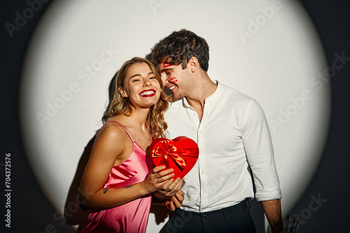 Foto Valentine's Day. Couple in love at home.