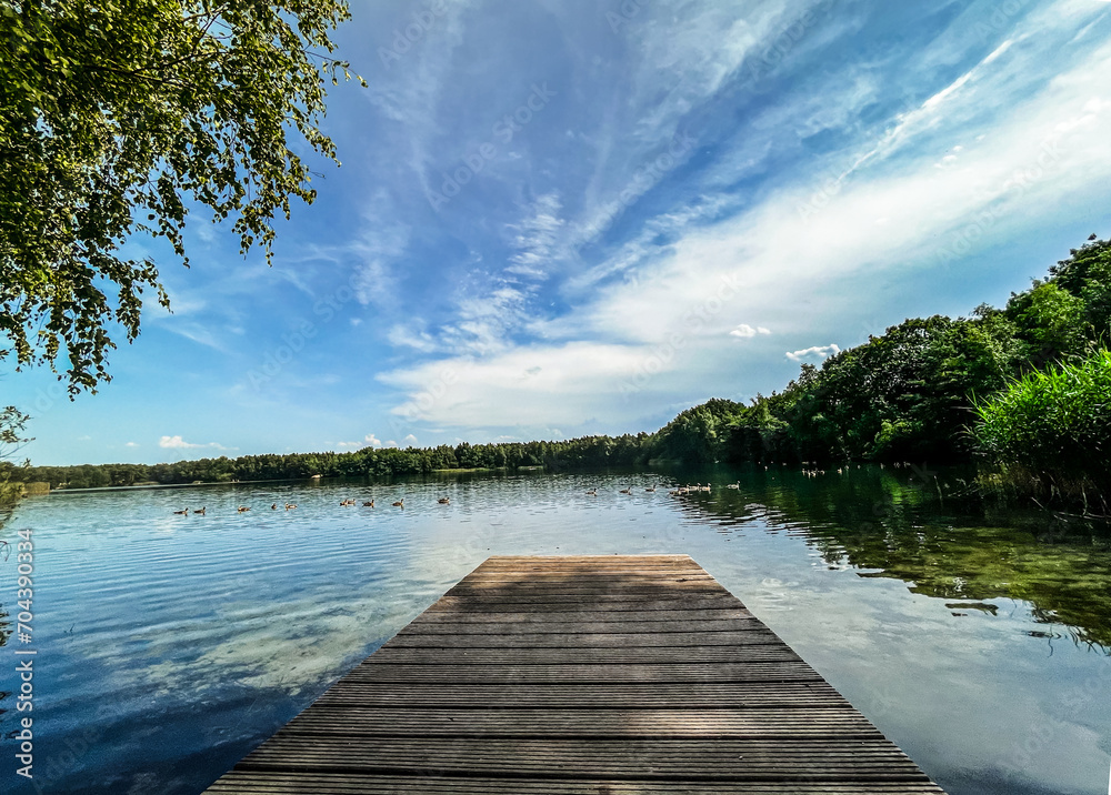 Obraz premium blick auf einen kleinen see mit steg im sommer