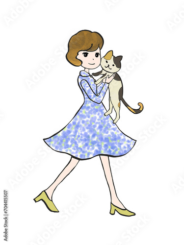 猫を抱っこしながら歩く女性