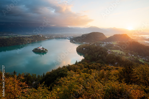 Sonnenaufgang am Bleder See, Slowenien