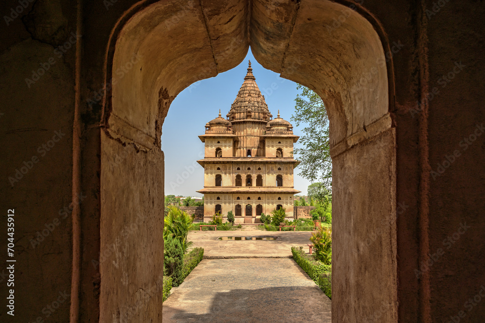Obraz premium Orchha, India - 02 June 2022 - Royal Chhatris or Cenotaphs are the historical monuments situated on the banks of River Betwa in Orchha, Madhya Pradesh, India.