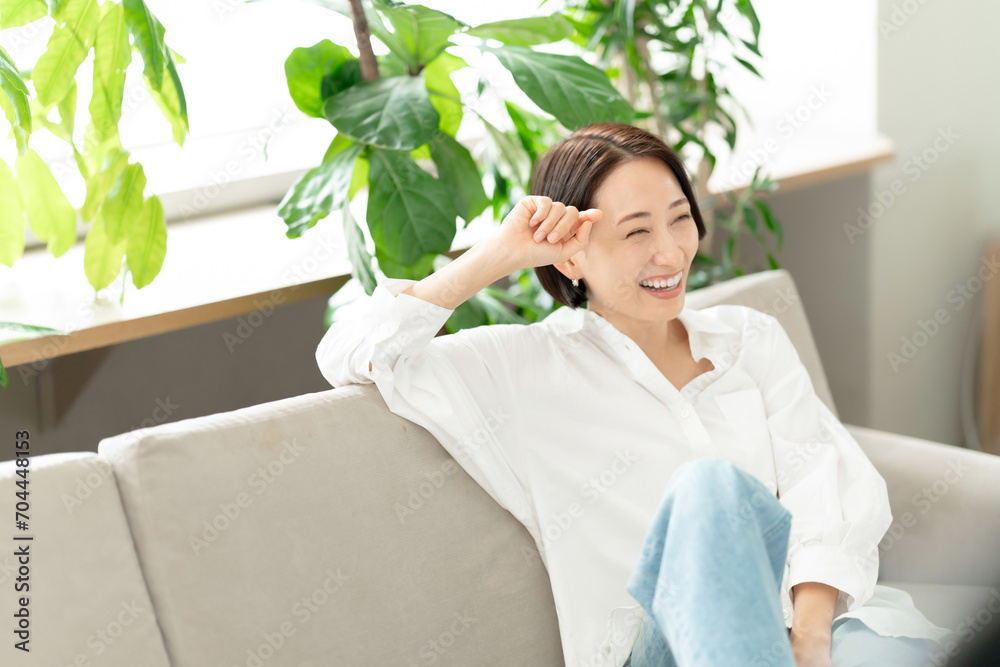 ソファーでくつろぐ女性 ソファーでくつろぐ女性