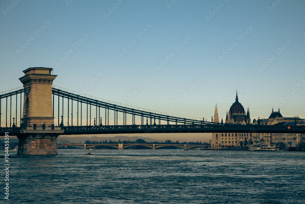 Obraz premium city chain bridge