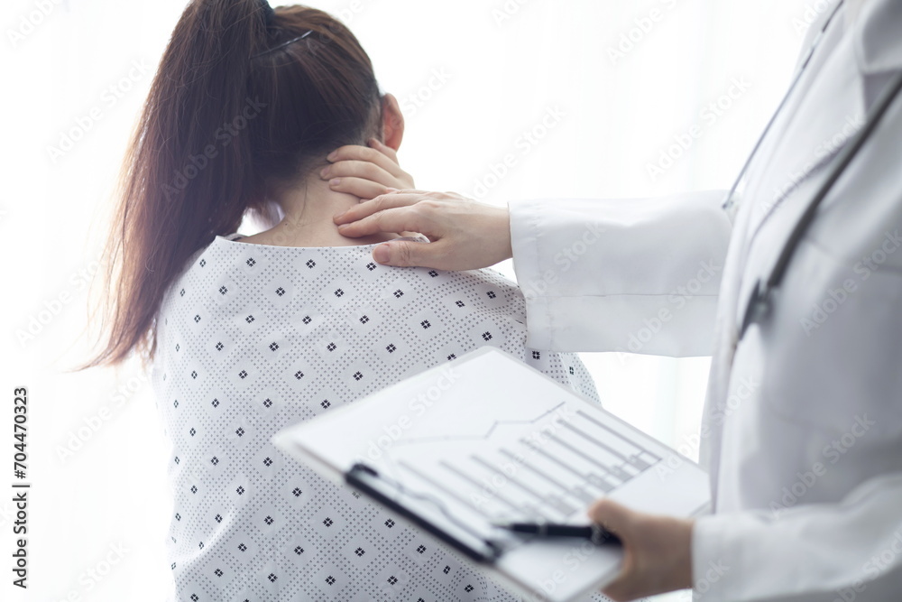 © 상은 신 - Doctor checking patient's neck pain
