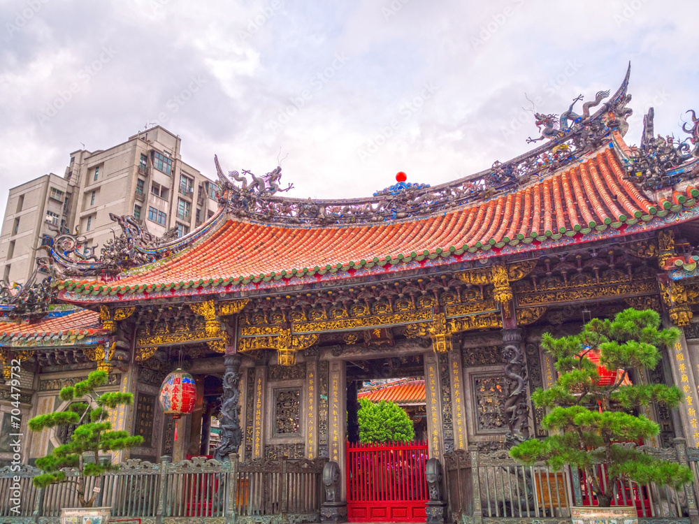 Naklejka premium Bangka Lungshan Temple in Wanhua District Taipei, Taiwan.