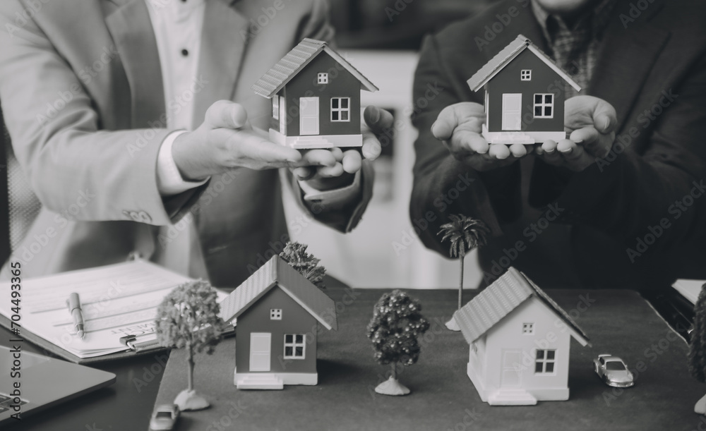 Real estate brokerage agent Deliver a sample of a model house to the customer, mortgage loan agreement Making lease and buy and sell house And contract home insurance mortgage loan concept Real estate brokerage agent Deliver a sample of a model house to the customer, mortgage loan agreement Making lease and buy and sell house And contract home insurance mortgage loan concept