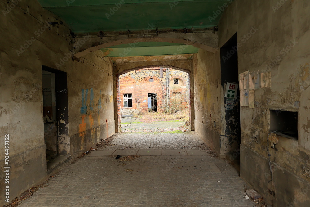 Blick durch ein Tor in den Innenhof von einem alten Gebäude