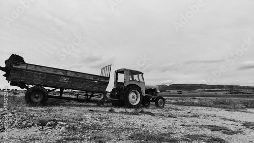 Nostalgischer Traktor auf spanischem Ackerland