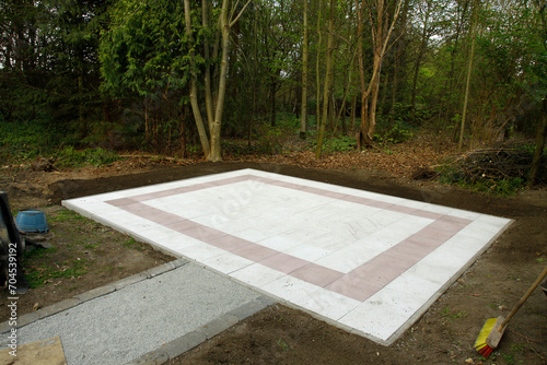 Fläche mit Betonplatten verlegt für einen Pavillon 