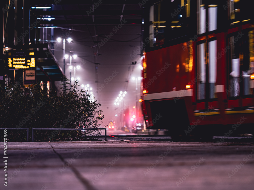 Nocny krajobraz miejski - Katowice, przystanek tramwajowy - obrazy, fototapety, plakaty 