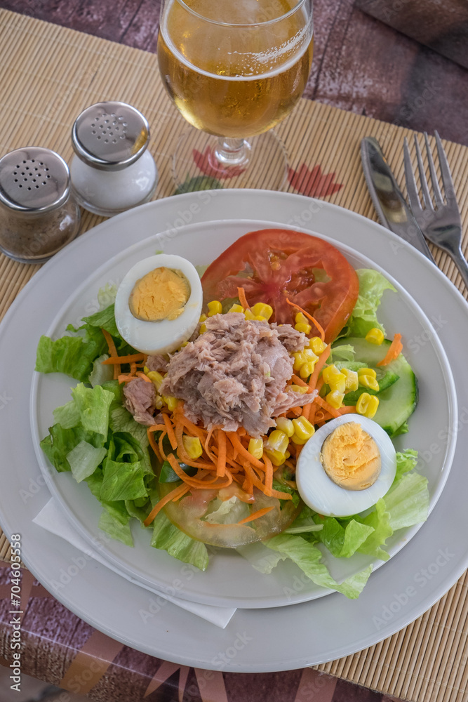 Ensalada mizta con atún y huevo duro Ensalada mizta con atún y huevo duro