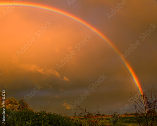 La post tormenta en los humedales crea arcoíris que se desvanecen con la caída del sol.