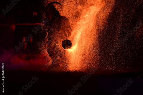 Photos Hexen und Teufel mit geschnitzten Masken bei einer Rauhnacht Show