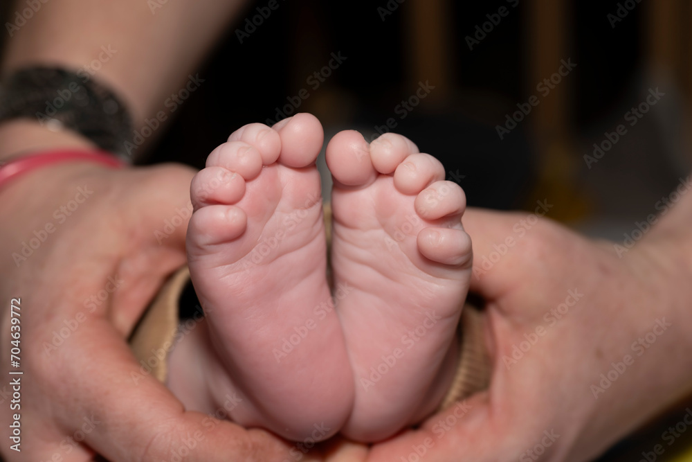 petits pieds de bébé dans les mains de sa mère petits pieds de bébé dans les mains de sa mère