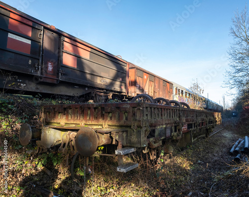 Züge und Lokomotiven auf dem Abstellgleis