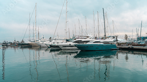 Jachty i łodzie w porcie. Walencja, Hiszpania © Ariel