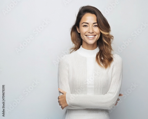 Mujer bella sonriendo con ropa blanca sobre fondo blanco photo