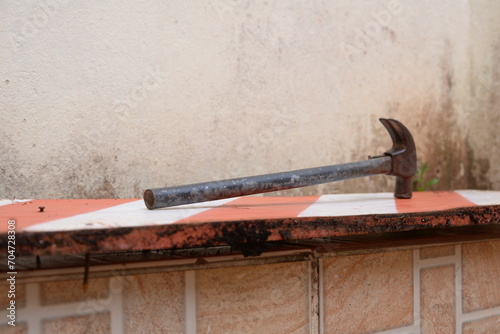 Martelo de ferro antigo em cima de madeira colorida, material de construção, ferramentas photo