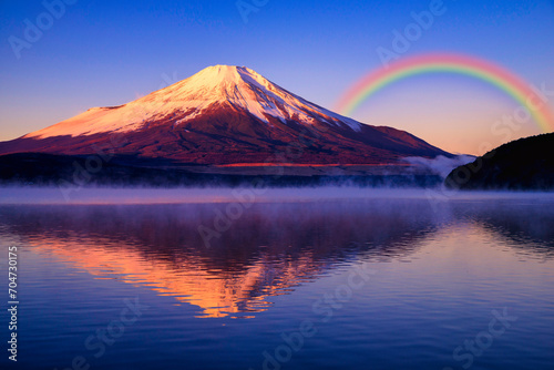 モルゲンロートに染まる富士山と虹合成