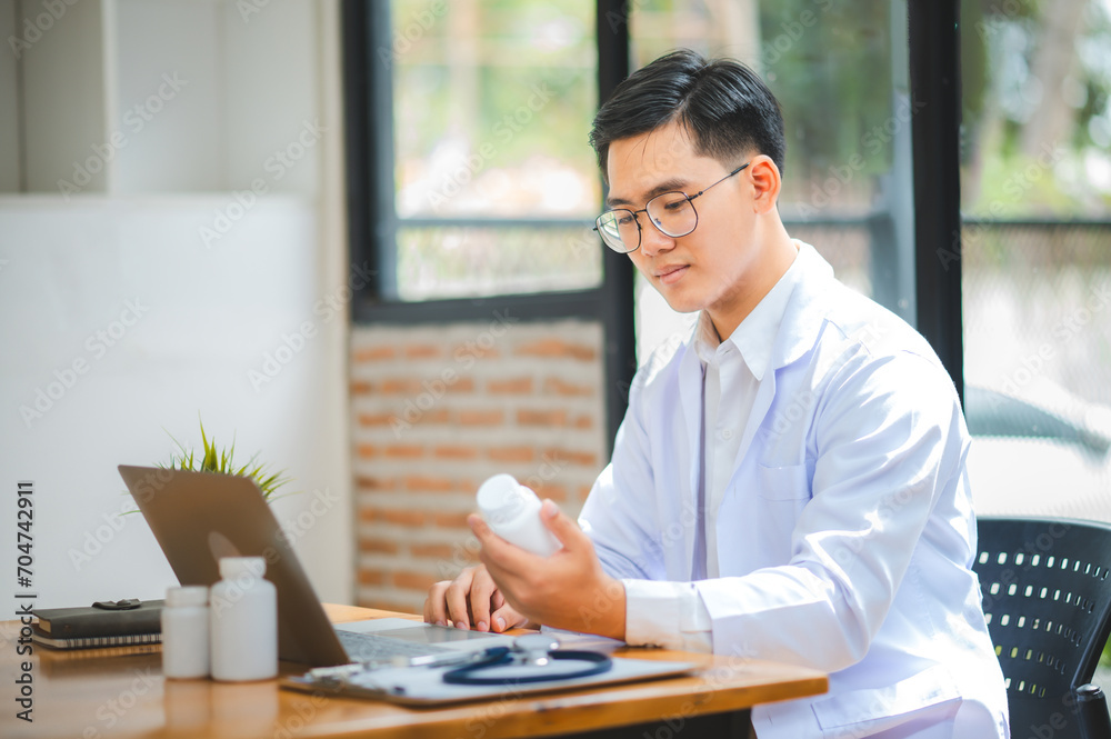 Doctors are giving advice to patients via online video, informing them of physical examination results and suggesting treatment and health care.