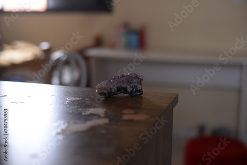 Pedra ametista roxa em cima da mesa de madeira no quarto