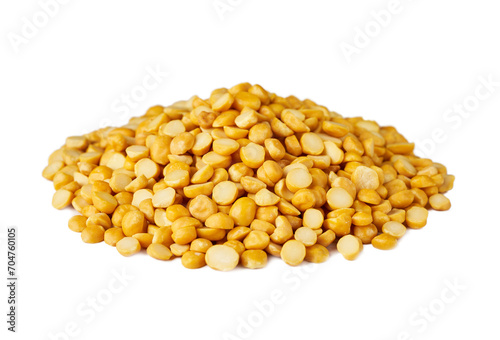 Fotografie pile of split bengal gram or chana dal isolated on white background