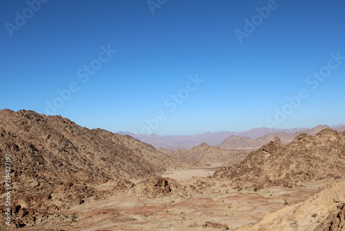 A beautiful daytime view of the mountain range adjacent to Split Rock in Tabuk, Saudi Arabia.