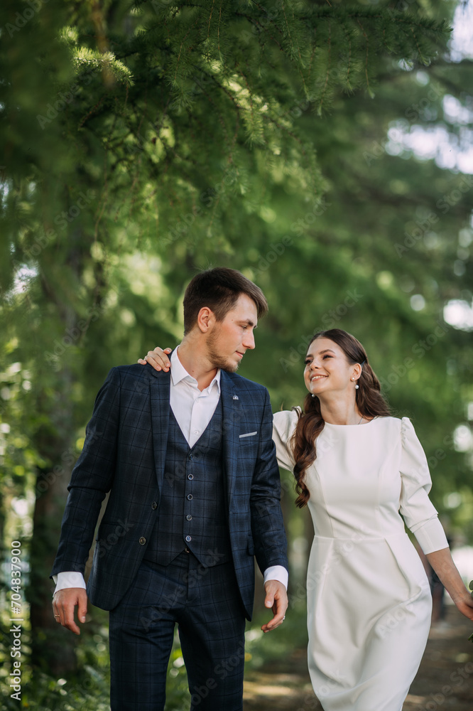 A man and woman walking together 5138.