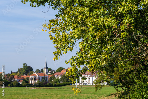 Village de Lampertheim : L'église catholique au premier plan, typique de l'Alsace, CeA, Grand Est, France