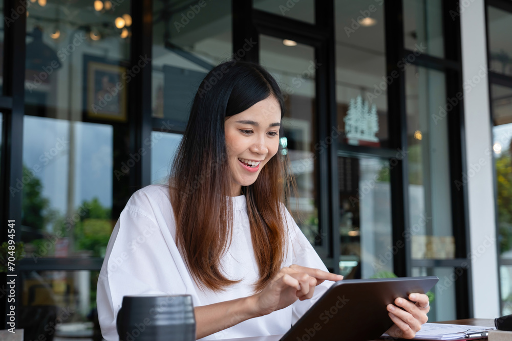 © MIND AND I - Businesswomen drive online store success together.