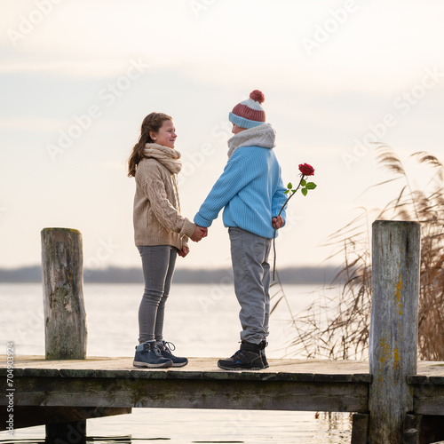 auf dem Steg am See mit einer Rose © Jenny Sturm