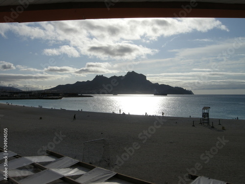 Billede på lærred Plage de Mindelo avec Monte Cara dans le fond à Sao Vicente Cap-Vert