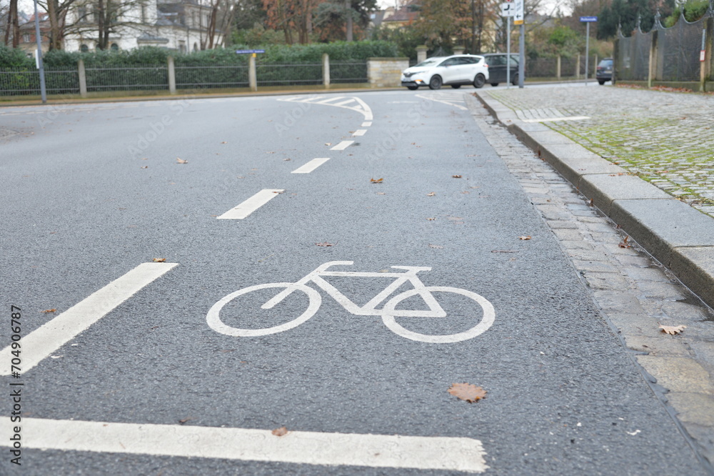 Obraz premium radweg auf einer strasse radschutzweg radschnelllstrasse