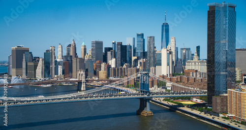 Foto Aerial Cinematic Drone Scene Near the Manhattan and Brooklyn Bridges with NY Skyscrapers Cityscape