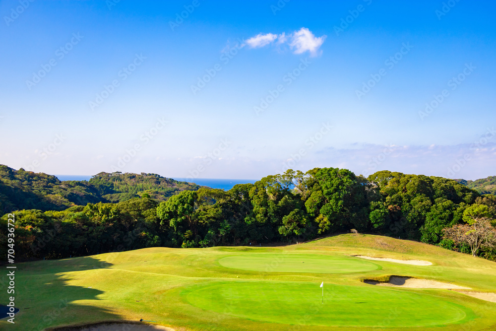 爽やかな青空のゴルフ場・丘のロングコースを海を眺めながらラウンド（神奈川県湯河原町）
