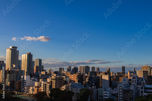 大阪市中央区大手前から見た夕暮れの大阪の街