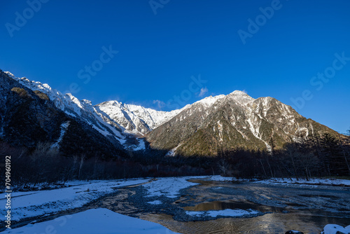 朝の梓川と穂高連峰