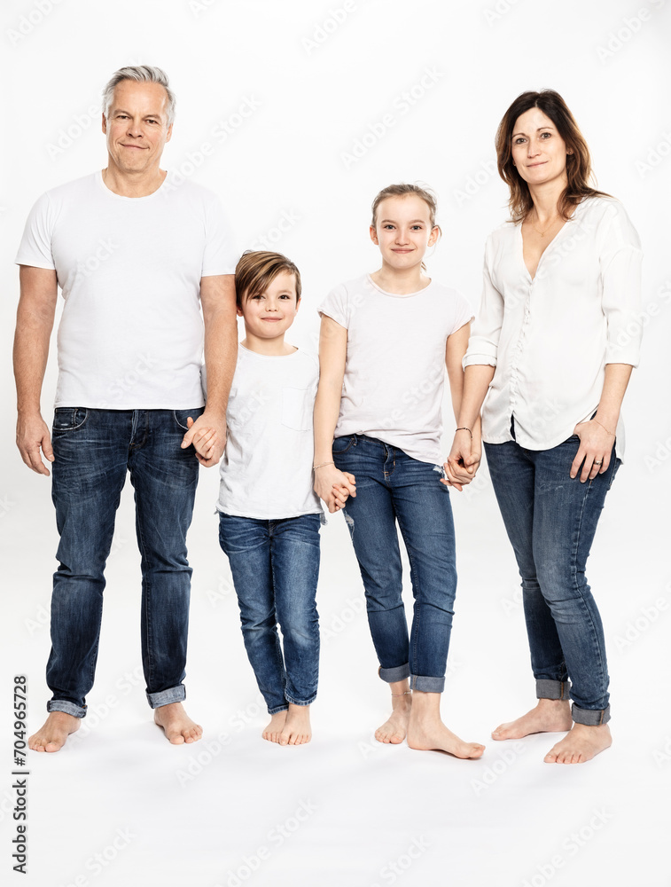 Familie mit zwei Kinder Studioportrait Ganzkörper lächelnd Familie mit zwei Kinder Studioportrait Ganzkörper lächelnd