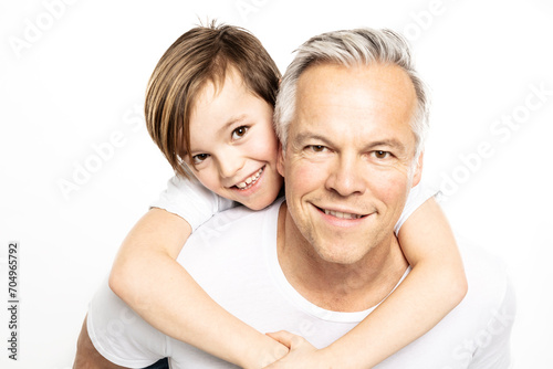 Vater und Sohn im Studio Portrait  Umarmung photo