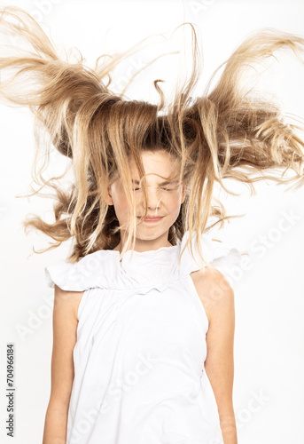 Mädchen im Studio weiss angezogen mit fliegenden Haaren photo